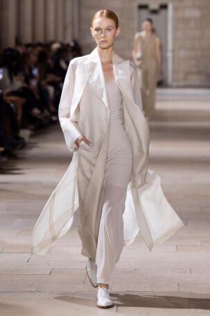 5/58 | Akris Spring 2025 | Photo: NOWFASHION.com Akris Spring 2025 | Photo: NOWFASHION.com