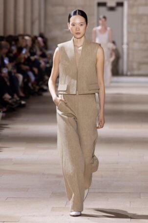 6/58 | Akris Spring 2025 | Photo: NOWFASHION.com Akris Spring 2025 | Photo: NOWFASHION.com