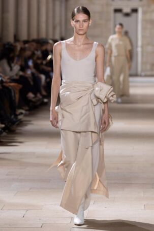 7/58 | Akris Spring 2025 | Photo: NOWFASHION.com Akris Spring 2025 | Photo: NOWFASHION.com