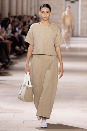 8/58 | Akris Spring 2025 | Photo: NOWFASHION.com Akris Spring 2025 | Photo: NOWFASHION.com