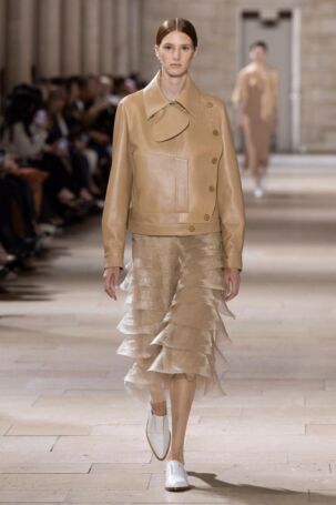 9/58 | Akris Spring 2025 | Photo: NOWFASHION.com Akris Spring 2025 | Photo: NOWFASHION.com