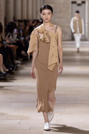 10/58 | Akris Spring 2025 | Photo: NOWFASHION.com Akris Spring 2025 | Photo: NOWFASHION.com