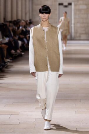 11/58 | Akris Spring 2025 | Photo: NOWFASHION.com Akris Spring 2025 | Photo: NOWFASHION.com