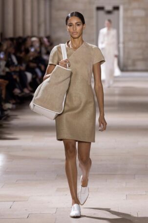 12/58 | Akris Spring 2025 | Photo: NOWFASHION.com Akris Spring 2025 | Photo: NOWFASHION.com