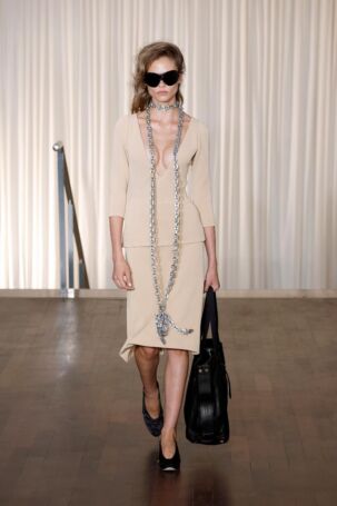 2/44 | Andreas Kronthaler for Vivienne Westwood Spring 2025 | Photo: NOWFASHION.com Andreas Kronthaler for Vivienne Westwood Spring 2025 | Photo: NOWFASHION.com