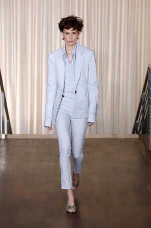 6/44 | Andreas Kronthaler for Vivienne Westwood Spring 2025 | Photo: NOWFASHION.com Andreas Kronthaler for Vivienne Westwood Spring 2025 | Photo: NOWFASHION.com