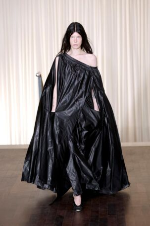 9/44 | Andreas Kronthaler for Vivienne Westwood Spring 2025 | Photo: NOWFASHION.com Andreas Kronthaler for Vivienne Westwood Spring 2025 | Photo: NOWFASHION.com