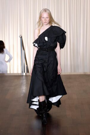 10/44 | Andreas Kronthaler for Vivienne Westwood Spring 2025 | Photo: NOWFASHION.com Andreas Kronthaler for Vivienne Westwood Spring 2025 | Photo: NOWFASHION.com