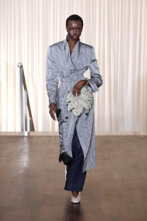 12/44 | Andreas Kronthaler for Vivienne Westwood Spring 2025 | Photo: NOWFASHION.com Andreas Kronthaler for Vivienne Westwood Spring 2025 | Photo: NOWFASHION.com
