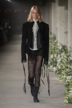 1/40 | Ann Demeulemeester Spring 2025 | Photo: NOWFASHION.com Ann Demeulemeester Spring 2025 | Photo: NOWFASHION.com