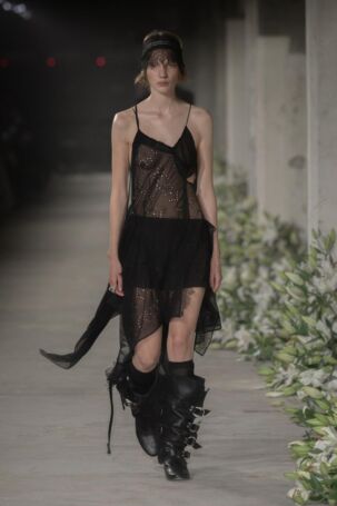 2/40 | Ann Demeulemeester Spring 2025 | Photo: NOWFASHION.com Ann Demeulemeester Spring 2025 | Photo: NOWFASHION.com