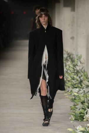 3/40 | Ann Demeulemeester Spring 2025 | Photo: NOWFASHION.com Ann Demeulemeester Spring 2025 | Photo: NOWFASHION.com