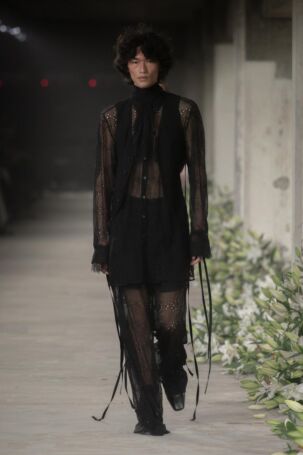 4/40 | Ann Demeulemeester Spring 2025 | Photo: NOWFASHION.com Ann Demeulemeester Spring 2025 | Photo: NOWFASHION.com