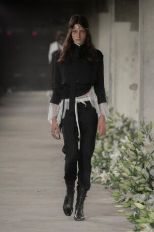 5/40 | Ann Demeulemeester Spring 2025 | Photo: NOWFASHION.com Ann Demeulemeester Spring 2025 | Photo: NOWFASHION.com