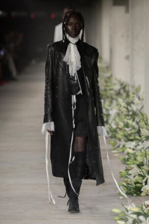 6/40 | Ann Demeulemeester Spring 2025 | Photo: NOWFASHION.com Ann Demeulemeester Spring 2025 | Photo: NOWFASHION.com