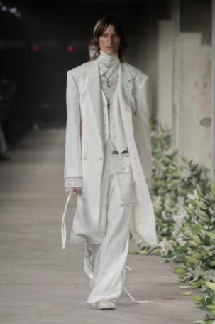 7/40 | Ann Demeulemeester Spring 2025 | Photo: NOWFASHION.com Ann Demeulemeester Spring 2025 | Photo: NOWFASHION.com