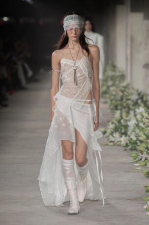 8/40 | Ann Demeulemeester Spring 2025 | Photo: NOWFASHION.com Ann Demeulemeester Spring 2025 | Photo: NOWFASHION.com