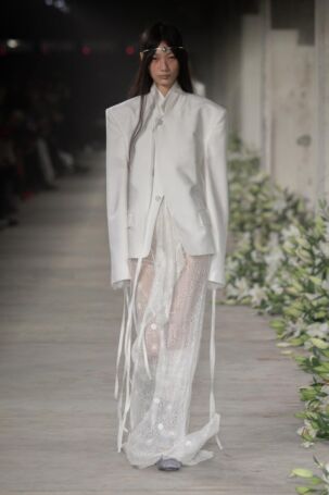 9/40 | Ann Demeulemeester Spring 2025 | Photo: NOWFASHION.com Ann Demeulemeester Spring 2025 | Photo: NOWFASHION.com