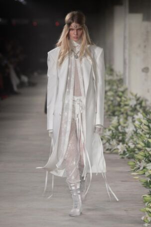 10/40 | Ann Demeulemeester Spring 2025 | Photo: NOWFASHION.com Ann Demeulemeester Spring 2025 | Photo: NOWFASHION.com