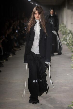 11/40 | Ann Demeulemeester Spring 2025 | Photo: NOWFASHION.com Ann Demeulemeester Spring 2025 | Photo: NOWFASHION.com