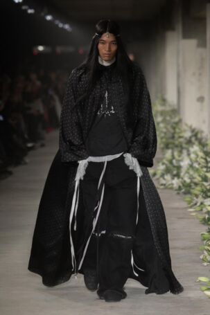 12/40 | Ann Demeulemeester Spring 2025 | Photo: NOWFASHION.com Ann Demeulemeester Spring 2025 | Photo: NOWFASHION.com