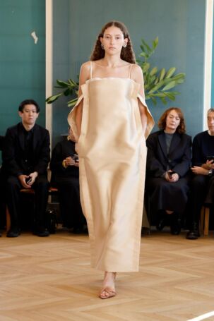 1/37 | Carven Spring 2025 | Photo: NOWFASHION.com Carven Spring 2025 | Photo: NOWFASHION.com