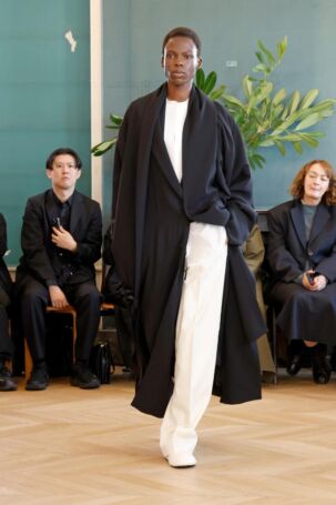 2/37 | Carven Spring 2025 | Photo: NOWFASHION.com Carven Spring 2025 | Photo: NOWFASHION.com