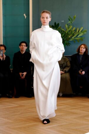 3/37 | Carven Spring 2025 | Photo: NOWFASHION.com Carven Spring 2025 | Photo: NOWFASHION.com