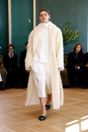 4/37 | Carven Spring 2025 | Photo: NOWFASHION.com Carven Spring 2025 | Photo: NOWFASHION.com