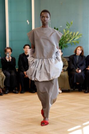 5/37 | Carven Spring 2025 | Photo: NOWFASHION.com Carven Spring 2025 | Photo: NOWFASHION.com
