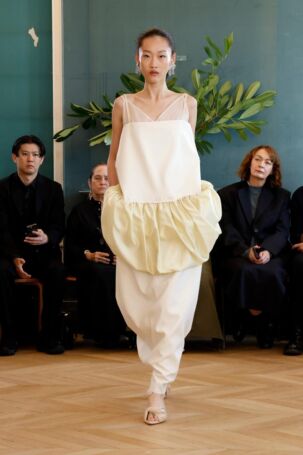 6/37 | Carven Spring 2025 | Photo: NOWFASHION.com Carven Spring 2025 | Photo: NOWFASHION.com