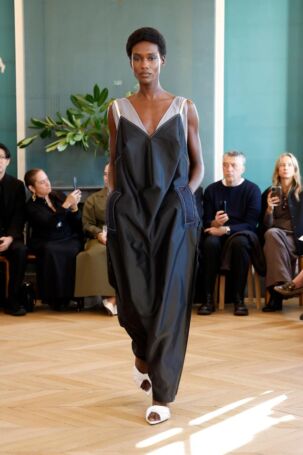 7/37 | Carven Spring 2025 | Photo: NOWFASHION.com Carven Spring 2025 | Photo: NOWFASHION.com