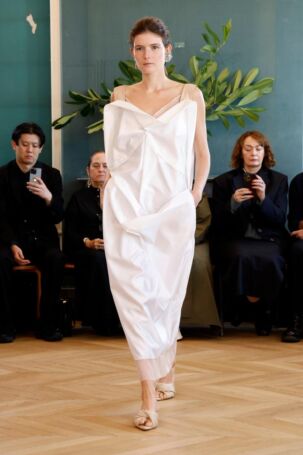 8/37 | Carven Spring 2025 | Photo: NOWFASHION.com Carven Spring 2025 | Photo: NOWFASHION.com
