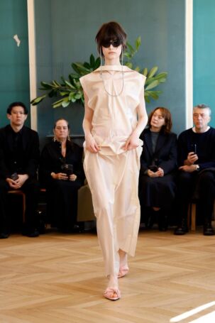 9/37 | Carven Spring 2025 | Photo: NOWFASHION.com Carven Spring 2025 | Photo: NOWFASHION.com