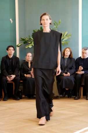 11/37 | Carven Spring 2025 | Photo: NOWFASHION.com Carven Spring 2025 | Photo: NOWFASHION.com