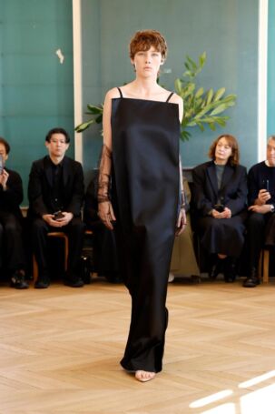 12/37 | Carven Spring 2025 | Photo: NOWFASHION.com Carven Spring 2025 | Photo: NOWFASHION.com