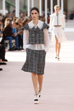 2/77 | Chanel Spring 2025 | Photo: NOWFASHION.com Chanel Spring 2025 | Photo: NOWFASHION.com
