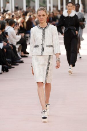 4/77 | Chanel Spring 2025 | Photo: NOWFASHION.com Chanel Spring 2025 | Photo: NOWFASHION.com