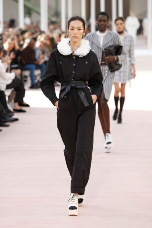 5/77 | Chanel Spring 2025 | Photo: NOWFASHION.com Chanel Spring 2025 | Photo: NOWFASHION.com