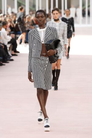 6/77 | Chanel Spring 2025 | Photo: NOWFASHION.com Chanel Spring 2025 | Photo: NOWFASHION.com