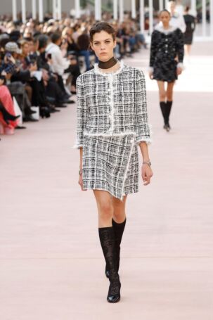 7/77 | Chanel Spring 2025 | Photo: NOWFASHION.com Chanel Spring 2025 | Photo: NOWFASHION.com