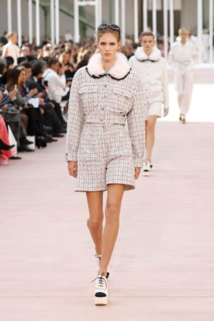 11/77 | Chanel Spring 2025 | Photo: NOWFASHION.com Chanel Spring 2025 | Photo: NOWFASHION.com