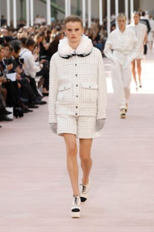 12/77 | Chanel Spring 2025 | Photo: NOWFASHION.com Chanel Spring 2025 | Photo: NOWFASHION.com
