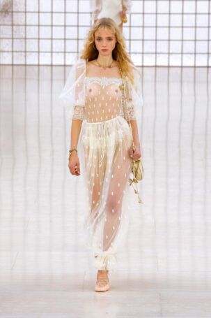 1/65 | Chloé Spring 2025 | Photo: NOWFASHION.com Chloé Spring 2025 | Photo: NOWFASHION.com