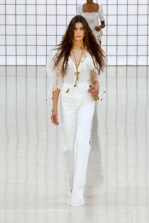 5/65 | Chloé Spring 2025 | Photo: NOWFASHION.com Chloé Spring 2025 | Photo: NOWFASHION.com
