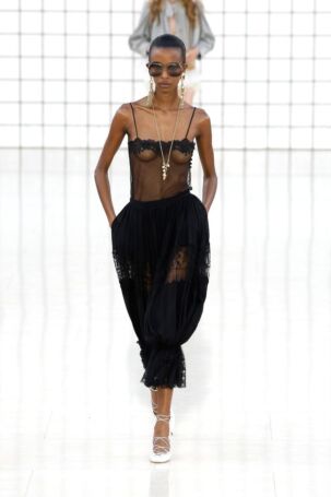 7/65 | Chloé Spring 2025 | Photo: NOWFASHION.com Chloé Spring 2025 | Photo: NOWFASHION.com