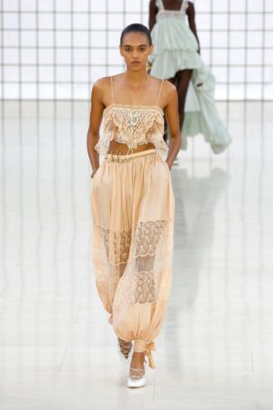 9/65 | Chloé Spring 2025 | Photo: NOWFASHION.com Chloé Spring 2025 | Photo: NOWFASHION.com