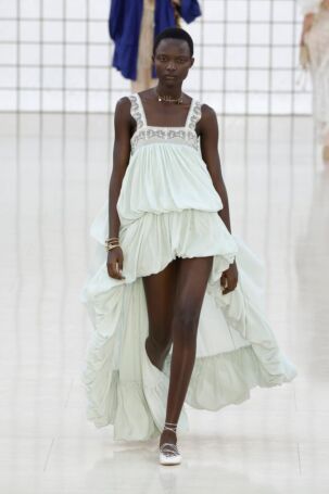 10/65 | Chloé Spring 2025 | Photo: NOWFASHION.com Chloé Spring 2025 | Photo: NOWFASHION.com