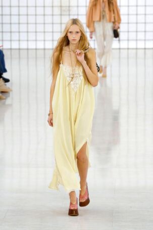 12/65 | Chloé Spring 2025 | Photo: NOWFASHION.com Chloé Spring 2025 | Photo: NOWFASHION.com