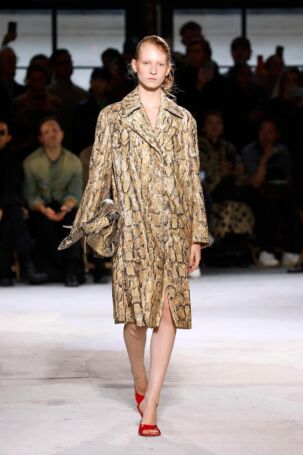 1/61 | Dries Van Noten Spring 2025 | Photo: NOWFASHION.com Dries Van Noten Spring 2025 | Photo: NOWFASHION.com